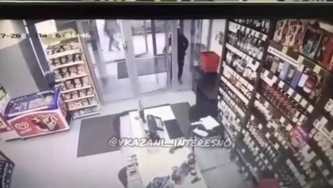 Видео: в Челнах вальяжный молодчик ограбил магазин и спокойно ушел