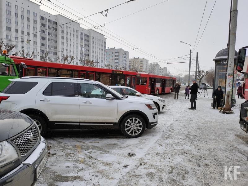 В Казани провели рейд и эвакуировали автохамов, которые парковались на автобусных остановках