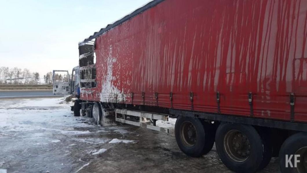В Татарстане дальнобойщик пытался самостоятельно потушить фуру и получил ожоги