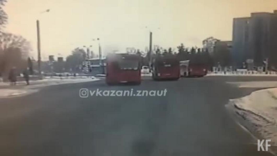 Видео ДТП с тремя автобусами в Казани выложили в сеть