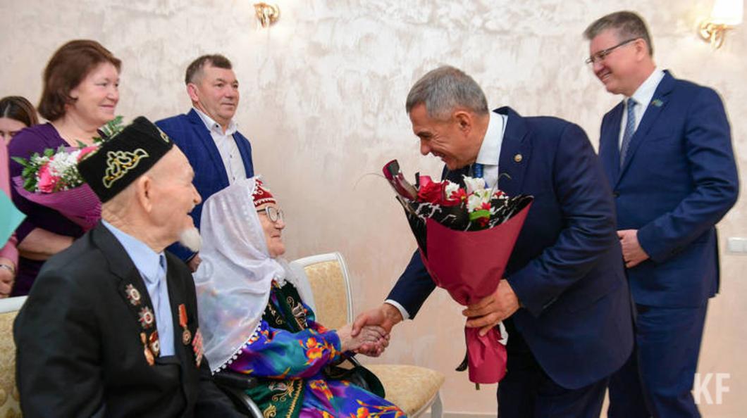 Рустам Минниханов в Нурлате вручил семье ветеранов медали в честь 75-летия Победы