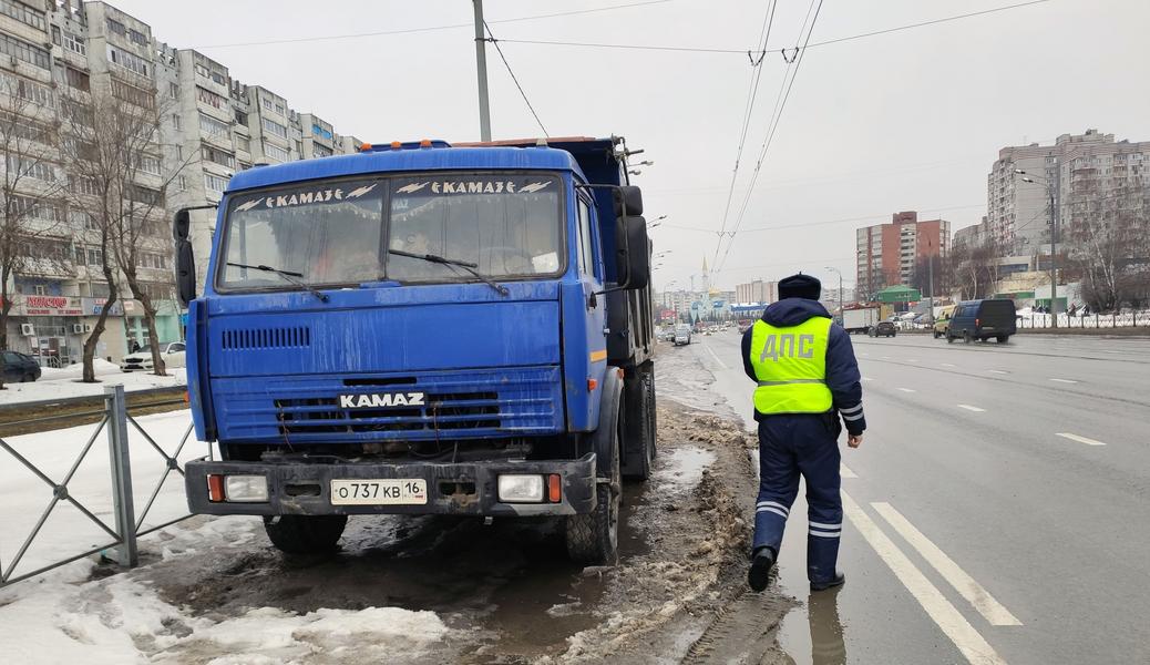 В Казани водителя грузовика оштрафовали за парковку на автобусной полосе