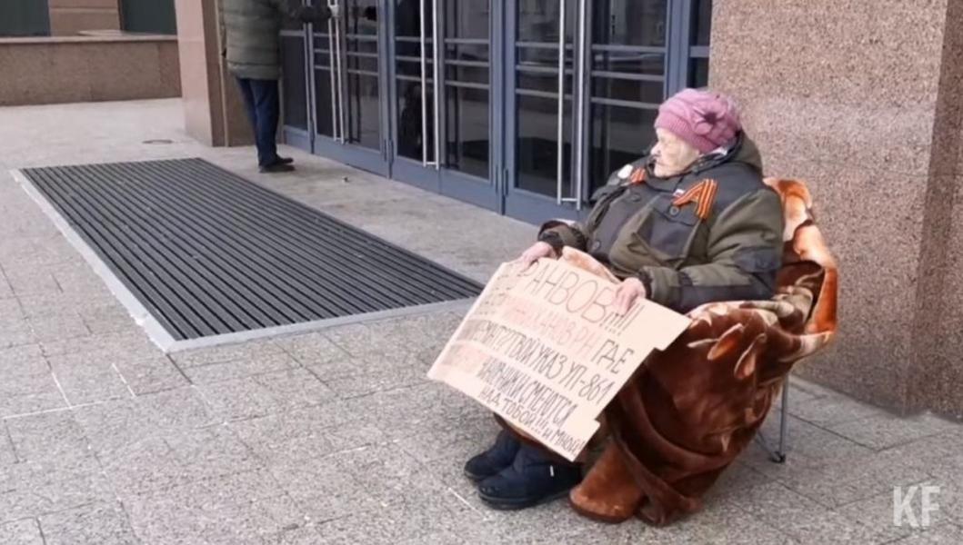 Родственники труженицы тыла из Казани не разрешают сделать ремонт в комнате, где она живет