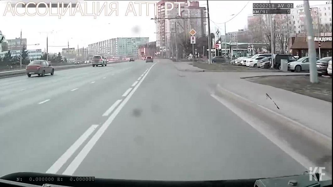 Водители казанских автобусов показали, как их подрезают автомобилисты