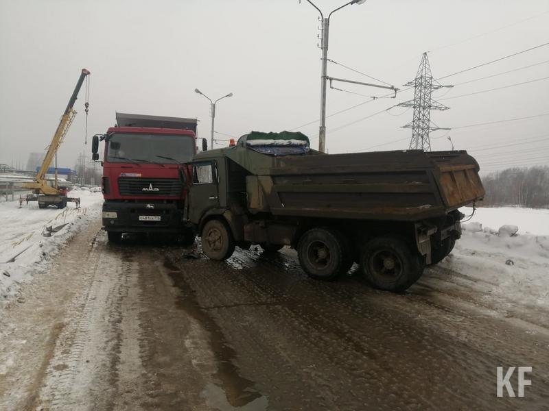 Два грузовика столкнулись на промзоне в Нижнекамске