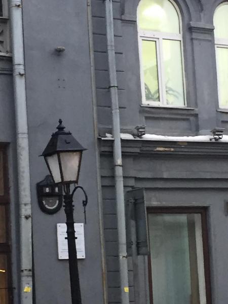 В Казани рабочие разбили уличный фонарь, сбрасывая глыбы льда с крыши Минцифры Татарстана В Казани рабочие разбили уличный фонарь, сбрасывая глыбы льда с крыши Минцифры Татарстана