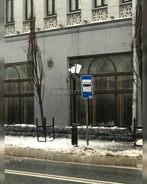 В Казани рабочие разбили уличный фонарь, сбрасывая глыбы льда с крыши Минцифры Татарстана В Казани рабочие разбили уличный фонарь, сбрасывая глыбы льда с крыши Минцифры Татарстана