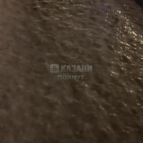 «Трасса для бобслея»: казанцы жалуются на ледяные тропы на Вишневского