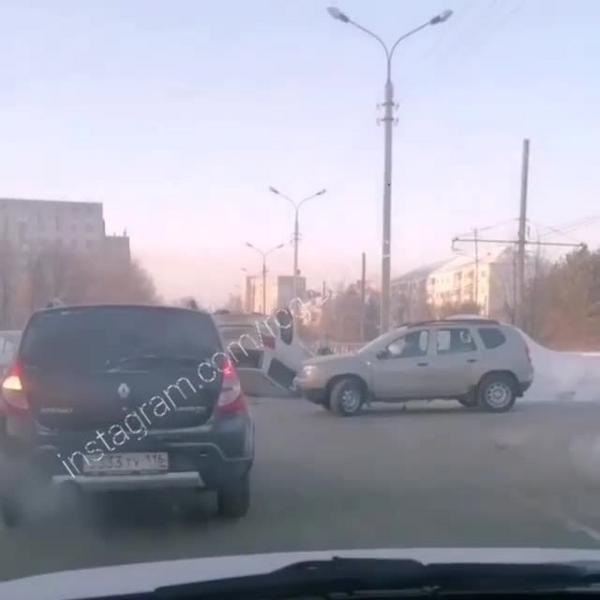 Тройное ДТП в Казани: от сильного удара одна из иномарок перевернулась