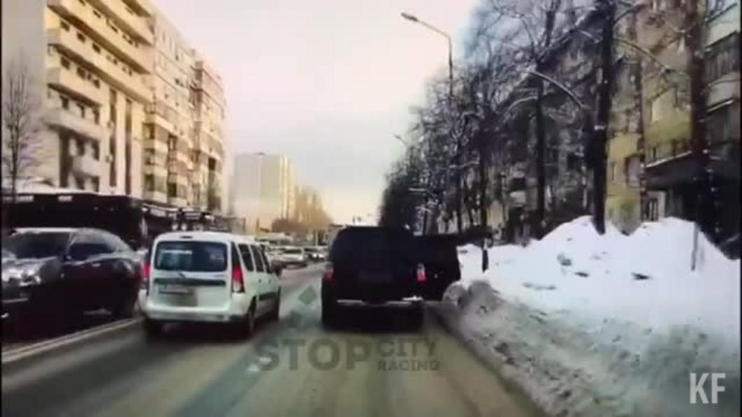 В Казани на Космонавтов из автомобиля на ходу выбросили женщину на дорогу