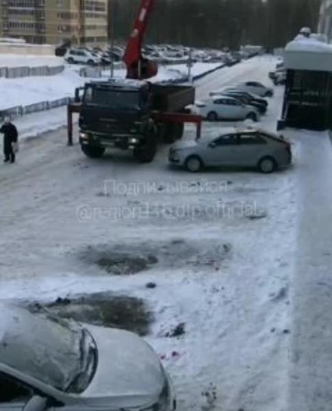 В Казани коммунальщики прикрыли иномарку картонкой и сбрасывали на нее снег с крыши ТЦ «Франт»