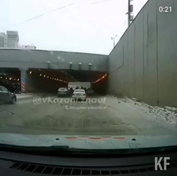 ДТП с пострадавшими на выезде из тоннеля на Вишневского в Казани попало на видео