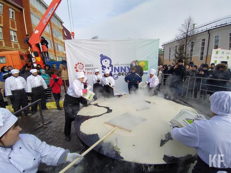В Мамадыше установили рекорд и испекли самый большой блин в России в 2,5 метра