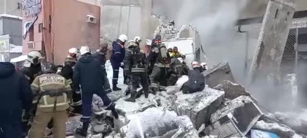 Спасатели достали из-под завалов женщину после взрыва в Нижнем Новгороде
