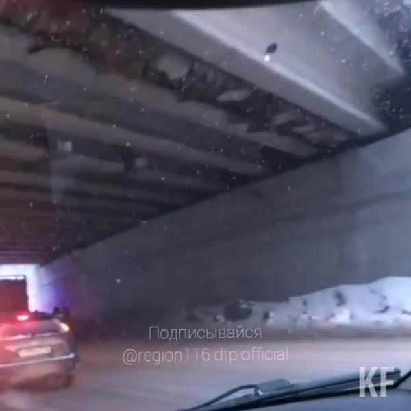 В Казани у Компрессорного образовалась серьезная пробка из-за ДТП с перевертышем