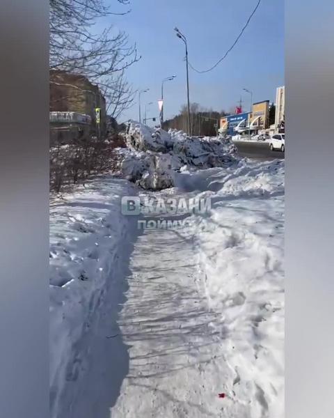 Казанцы пожаловались на горе-коммунальщиков, перегородивших проход по тротуару снегом