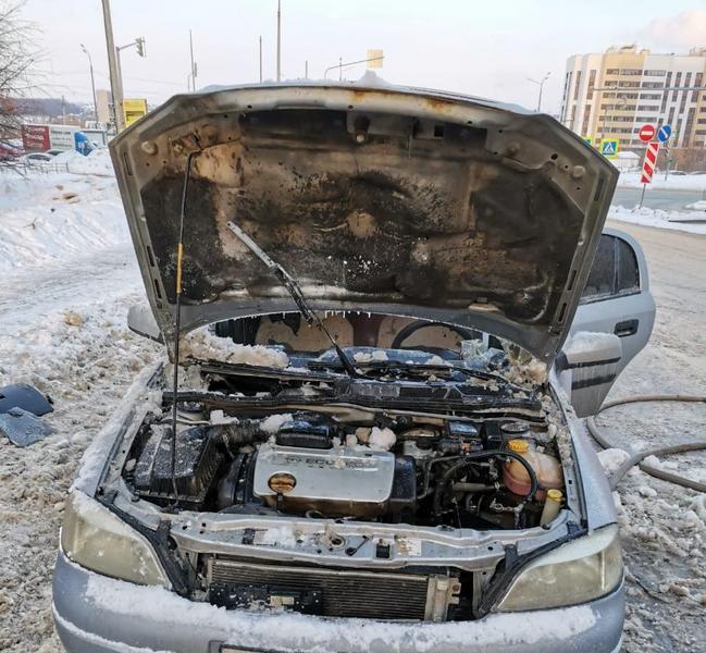 Казанцы пытались потушить загоревшуюся машину снегом