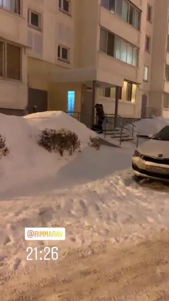 Видео: чиновница Челнов убрала снег у подъезда своего дома