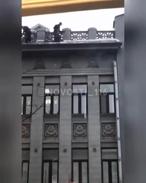 ​В Казани рабочие разбили уличный фонарь, сбрасывая глыбы льда с крыши Минцифры Татарстана