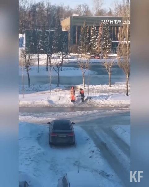В Казани все еще продолжают устранять аварию на водопроводе на Ибрагимова