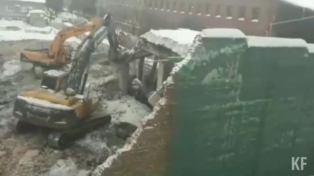 В Казани стена аварийного дома рухнула в сторону соседней многоэтажки