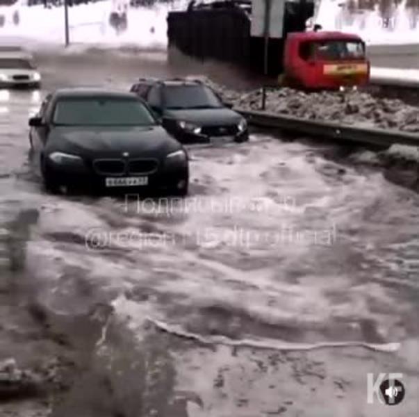 В Казани затопило часть Аметьевской магистрали из-за растаявшего снега