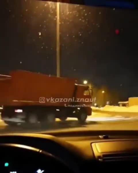 Казанские водители самосвалов устроили дрифт и попали на видео