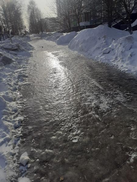 «Трасса для бобслея»: казанцы жалуются на ледяные тропы на Вишневского