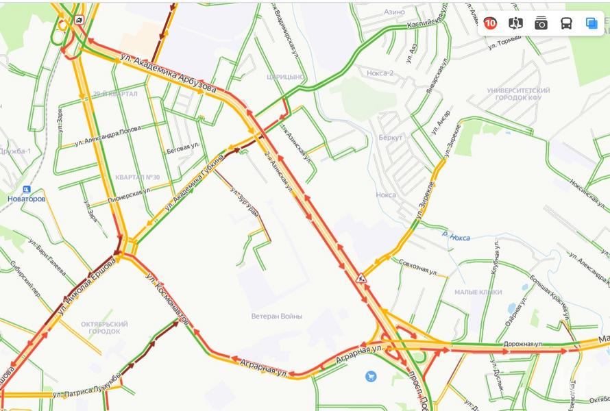 В Казани у Компрессорного образовалась серьезная пробка из-за ДТП с перевертышем