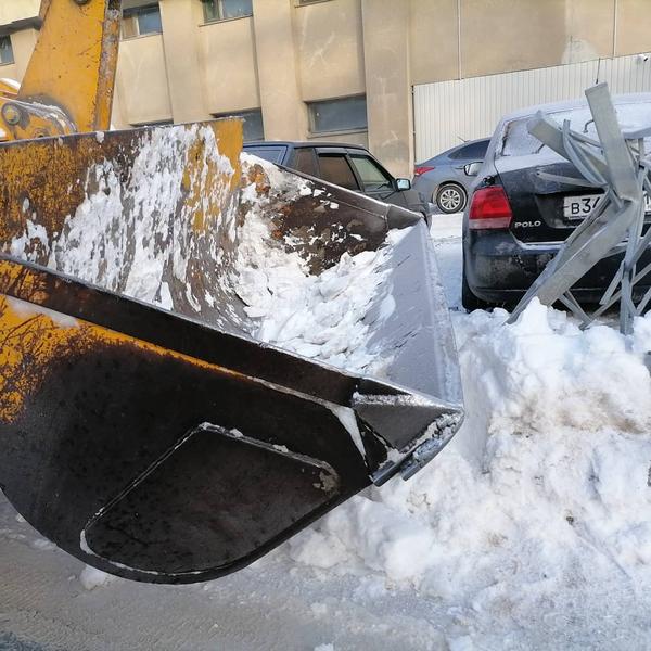 В Казани снегоуборочный трактор пробил ограждение и протаранил иномарку