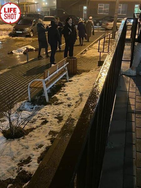 Мужчина выпал из окна на коляску с малышом: оба погибли