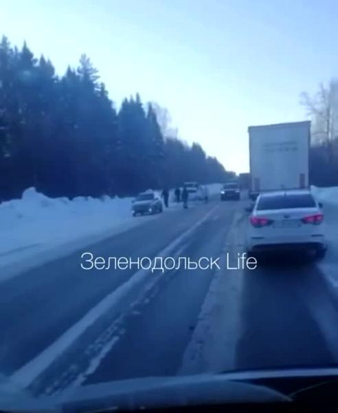 На трассе в Татарстане погибла 25-летняя девушка: её иномарка столкнулась с грузовиком, который вез дрова