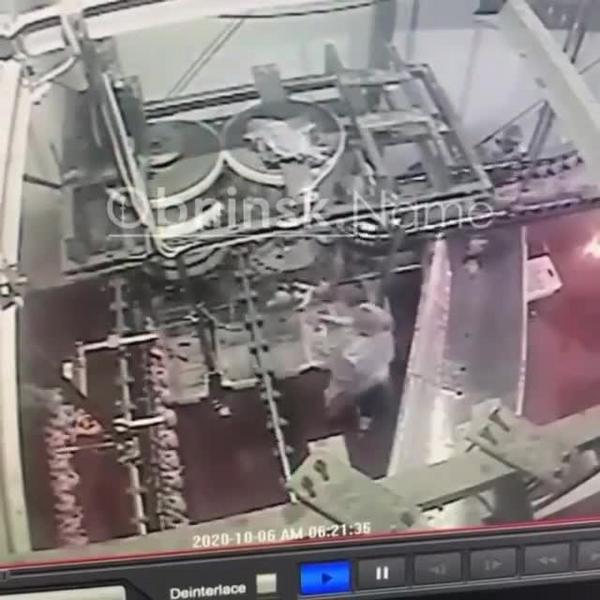 Работницу птицефабрики «зажевал» и перемолол конвейер — видео