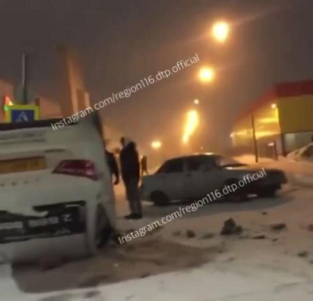 Такси «Ситимобил» перевернулось на крышу после ДТП у ТЦ «Южный» в Казани