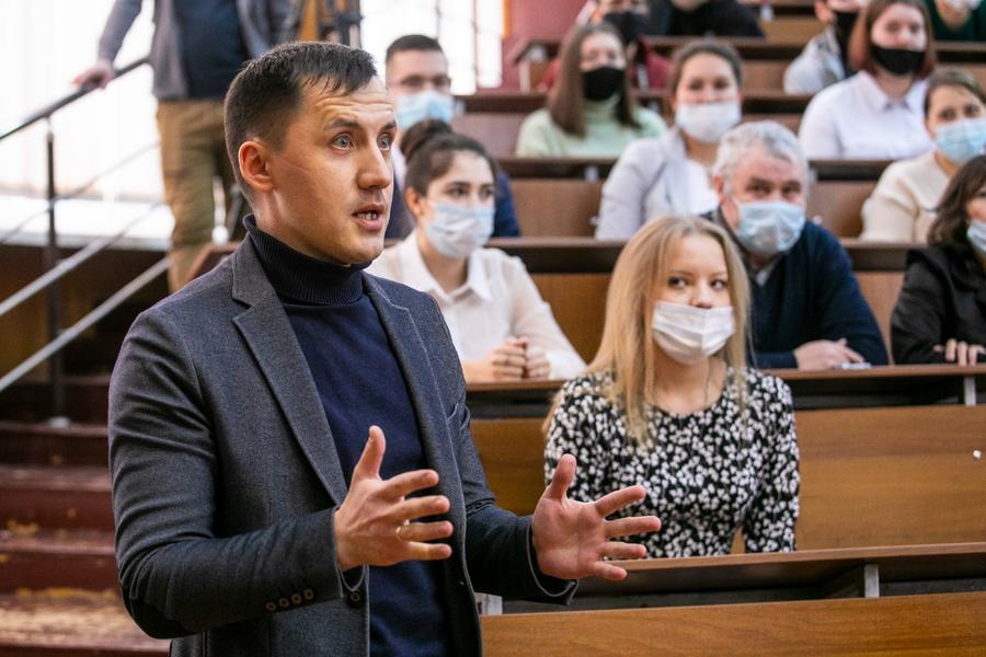 Депутат Госдумы Олег Морозов вручил нижнекамским студентам именные стипендии