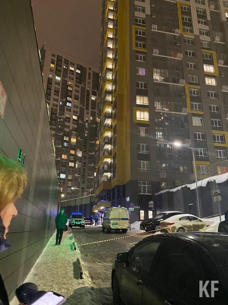 На Аметьевской магистрали в Казани из окна дома выпала 20-летняя девушка