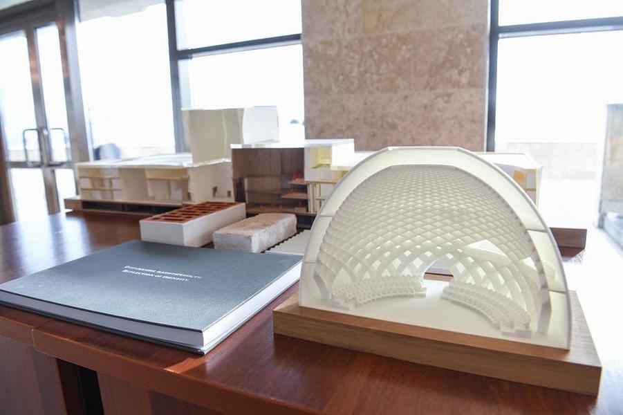 Минниханов изучил проекты из финала конкурса на разработку архитектурной концепции театра Камала