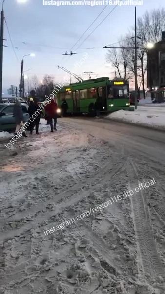 На Авангардной в Казани мужчина бросился под троллейбус