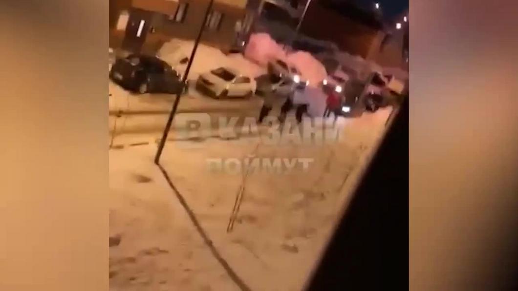 Казанцы устроили массовую драку с битой за парковку во дворе и попали на видео