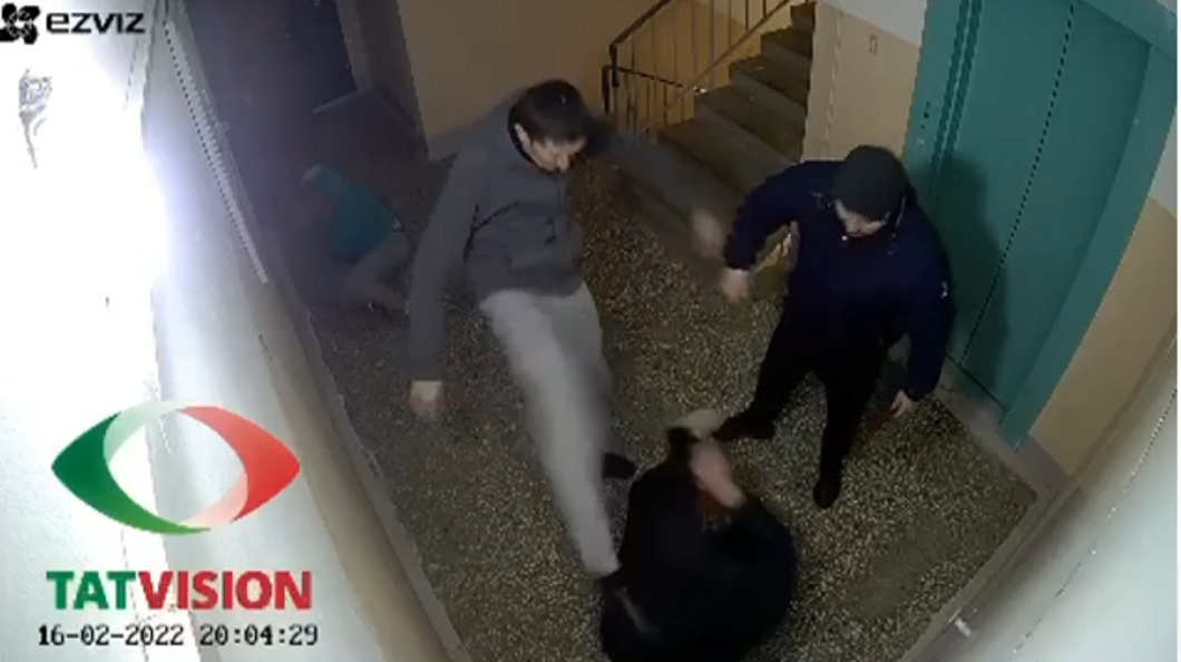 Двое парней жестоко избили женщину и мужчину в подъезде в Нижнекамске