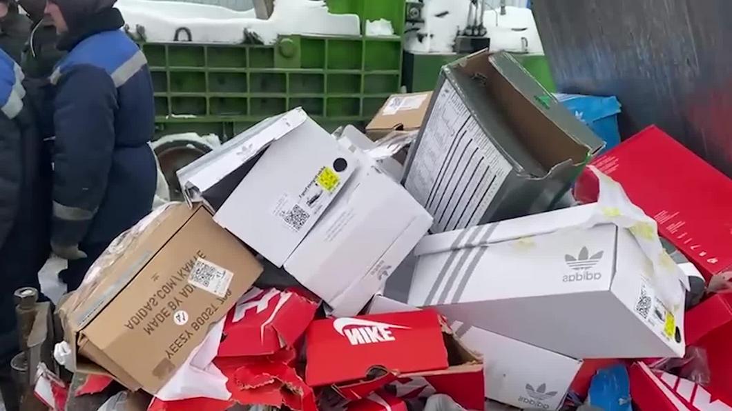 Казанские полицейские уничтожили более 3,4 тысяч вещей-подделок из местного магазина одежды