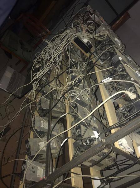 ФСБ выложила фото из хранилища, где директор и бывший главинженер «Метроэлектротранса» майнили ​криптовалюту