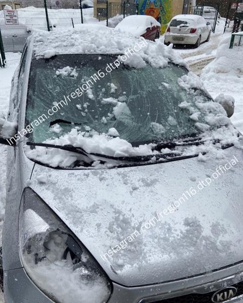 ​Глыба снега упала на машину во дворе Казани