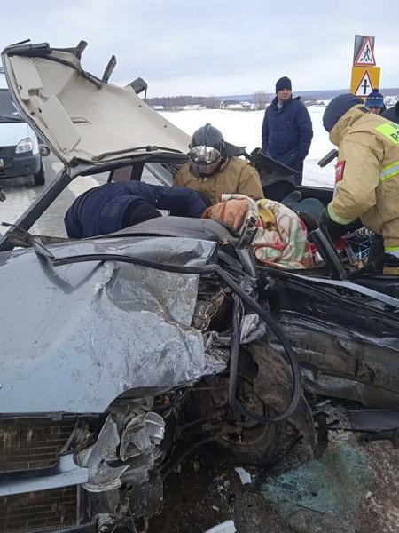 В Башкирии госпитализировали троих детей после столкновения с неотложкой