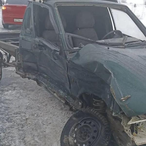 На трассе Чистополь - Нижнекамск легковушка влетела в фуру