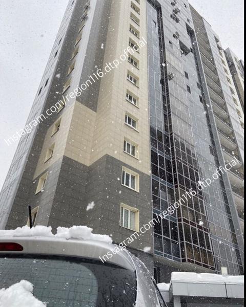 ​Глыба снега упала на машину во дворе Казани