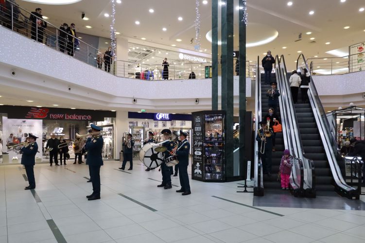 В День защитника Отечества оркестр Росгвардии устроил музыкальный сюрприз в ТЦ Казани