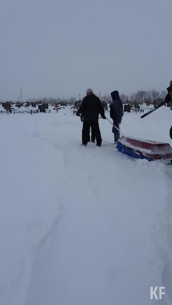 Челнинцам пришлось около часа волочить гроб по сугробам на кладбище