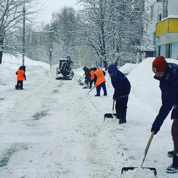 Нижнекамцы сплотились и вышли с лопатами в помощь дворникам