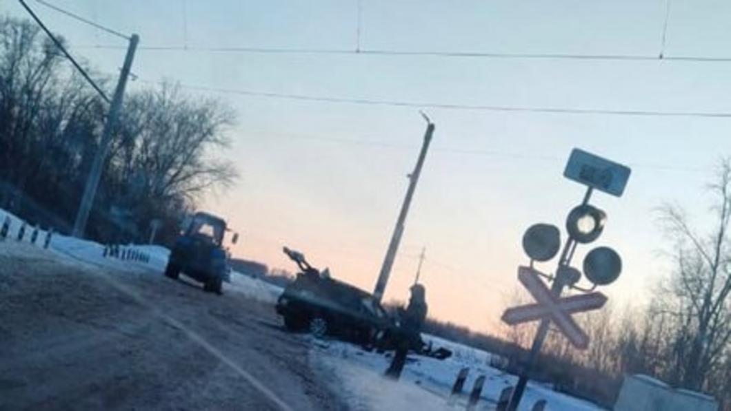 Пригородный поезд снес автомобиль в Зеленодольском районе Пригородный поезд снес автомобиль в Зеленодольском районе